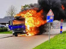 Cabine van Aldi-vrachtwagen vliegt in de brand in Workum