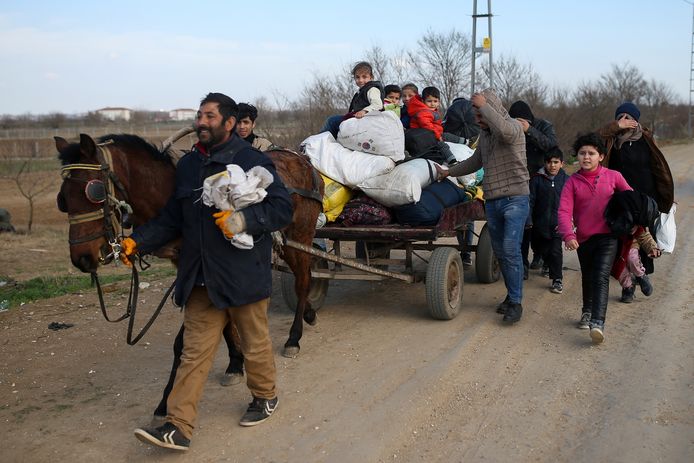 Migranten met paard en kar op weg naar de Grieks-Turkse grens.