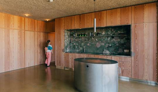 Ingewerkt kookblad, onzichtbare kranen en de dampkap is een sculptuur: op naar de onzichtbare keuken