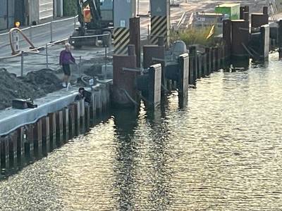 WATCH. Young drug dealer swims across canal to escape police