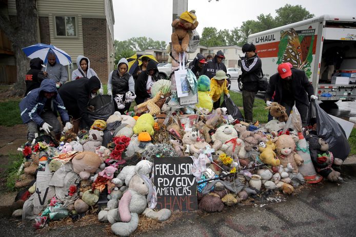 Gedenkplaats voor Michael Brown Wednesday die in 2014 werd doodgeschoten door de politie in Ferguson, VS.
