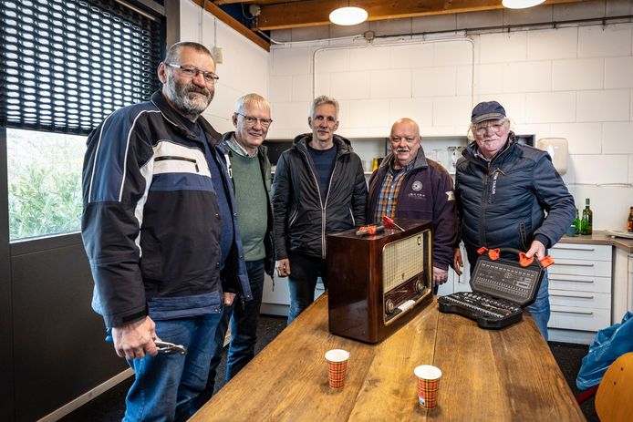 Vrijwilligers van het repaircafé Tubbergen, van linksaf: Frans Broenink, Bennie Veenhuis, Hennie Engbers, Piet Bouman en Alwie Oude Aarninkhof.