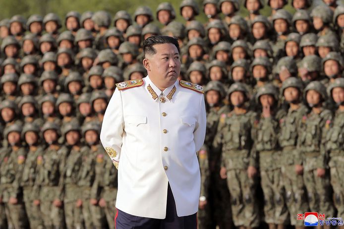 De Noord-Koreaanse leider Kim Jong-un met militairen tijdens de viering van het 90-jarig bestaan van het Koreaanse leger in april.