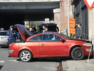 Dieven crashen tegen gevel tijdens achtervolging en riskeren nu 12 maanden cel: “Ze wilden wat extra’s verdienen”