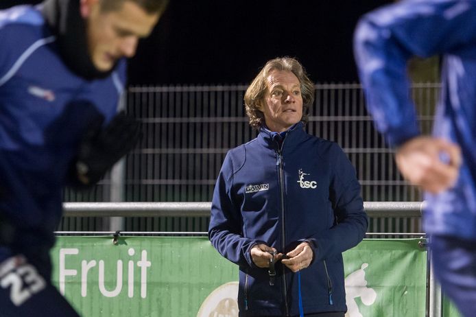 Amateurvoetbal Ad van Seeters van TSC uit Oosterhout bezig met de training.