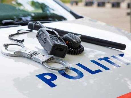 Hulstenaar gearresteerd voor bezit kruisboog, luchtbuks en taser