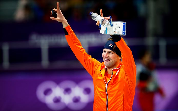 Sven Kramer juicht nadat hij de 5000 meter bij Winterspelen in Pyeongchangen heeft gewonnen.