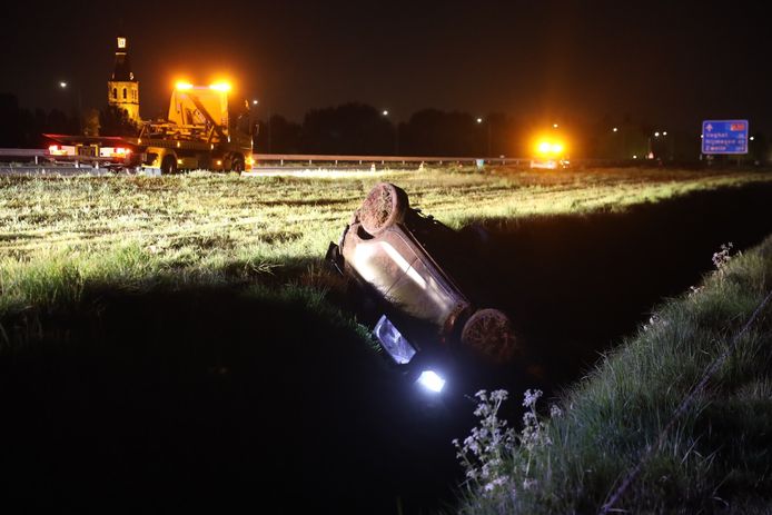 Een auto raakte op de A50 bij Sint-Oedenrode van de weg af en belandde ondersteboven in een sloot.