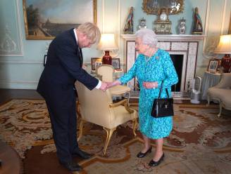Waarom de handtas van de Britse Queen niet zo onschuldig is als ze lijkt