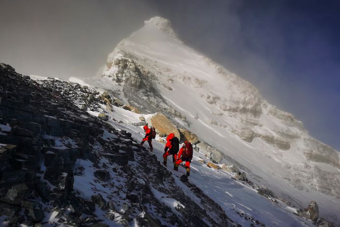 Het Chinese team dat de Mount Everest beklimt is het eerste en misschien wel laatste team dat dit jaar de berg op gaat. Commerciële expedities zijn opgeschort in verband met corona.