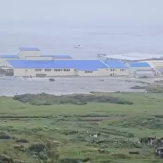 Golven van 3 tot 4 meter overspoelen Russisch Kamtsjatka, schade lijkt mee te vallen