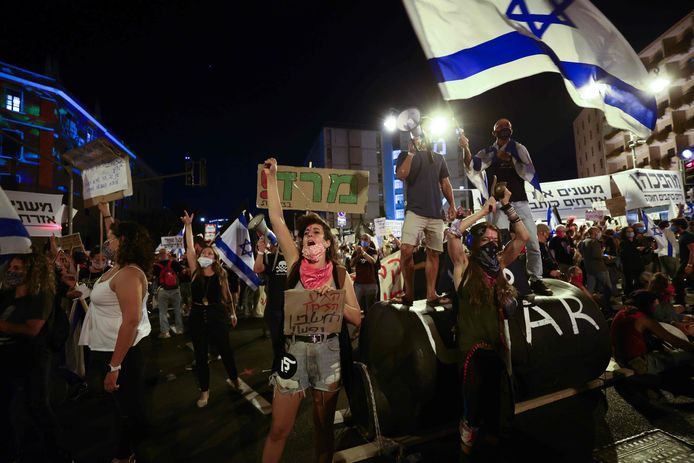Demonstranten verzamelen zich voor het huis van premier Nethanyahu in Jeruzalem.