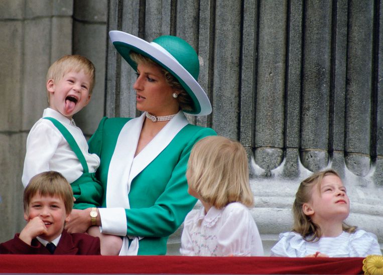 Jong geleerd, oud gedaan. Kleine Harry steekt zijn tong uit op het balkon van Buckingham Palace, moeder Diana denkt er het hare over. Beeld Tim Graham Photo Library via Get