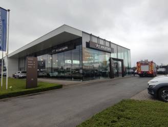 Brandweer rukt uit voor brandgeur in toonzaal autogarage