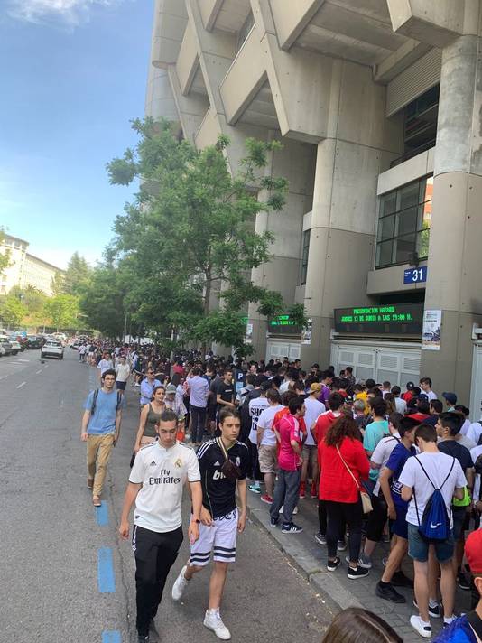 Een ellenlange rij voor het Bernabéu.