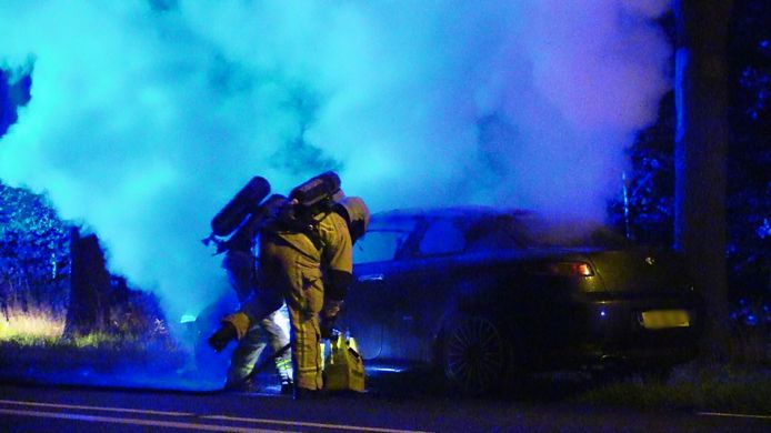 Aan de Haaksbergerstraat is een auto in vlammen op gegaan.