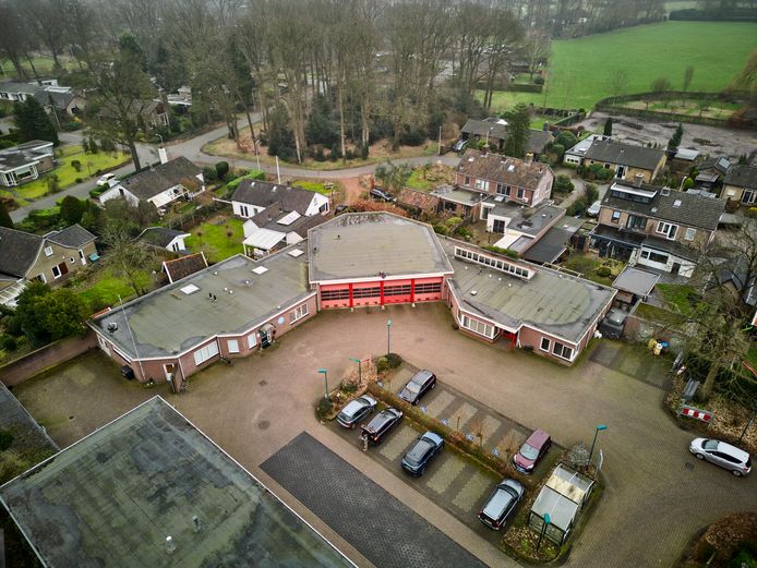 De brandweerkazerne in Gorssel vanuit de lucht gezien. De brandweerkazerne moet per 1 januari 2025 weer aan alle wettelijke eisen voldoen. Het dak van het gebouw moet hoger worden gemaakt, omdat de brandweerwagens er niet goed in passen.