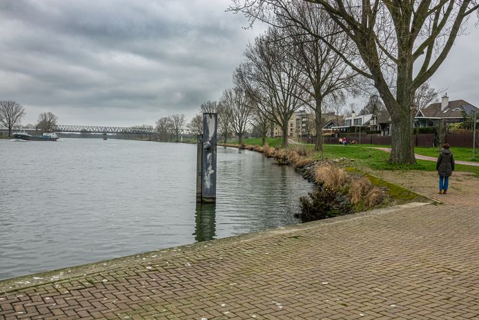 Op deze plek aan de Kade van Mook wordt de boot afgemeerd.