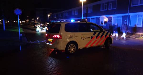 Fietsster knalt op auto in Hengelo en raakt ernstig gewond: HENGELO