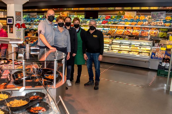 Jan en Anita Geilings (links) nemen het Vershof met daarin groenten- en fruitwinkel Nelisse over. Ook de twee personeelsleden Angelique (midden) en Conny (tweede van rechts) gaan mee over. Adrie (rechts) en Matty (niet op de foto) van Oevelen kunnen door de overname met pensioen.