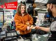 Verslaggever Harmke de Vries betaalt een week met cash geld.