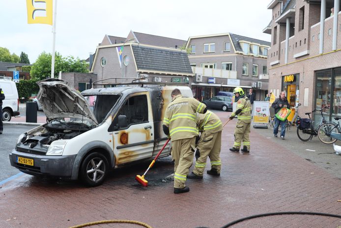 Op de parkeerplaats van de Jumbo brandde de bestelbus uit