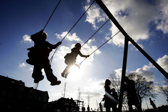 Het mooie weer zorgt ervoor dat kinderen heerlijk buiten kunnen spelen in een van de vele kleine speeltuintjes die Nederland rijk is.