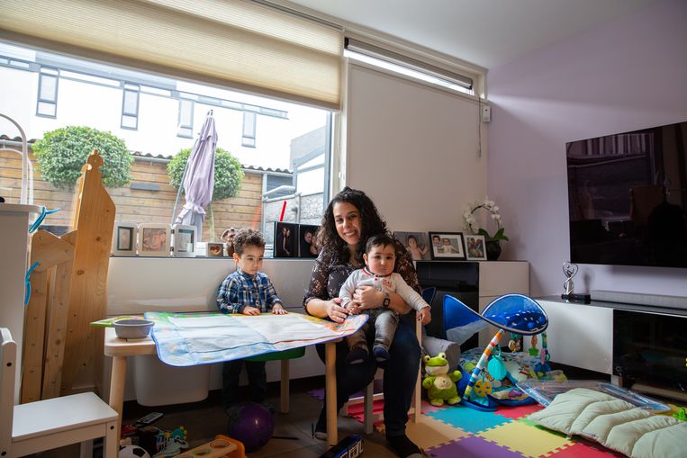 Samin Torabi met haar zoontjes thuis in Den Haag. Beeld Rosalie van der Does