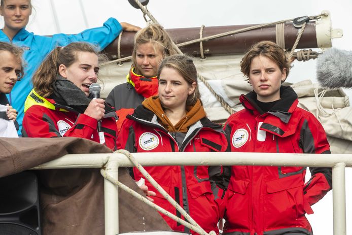 Anuna De Wever (rechts) vertrok begin oktober in Amsterdam samen met een dertigtal andere klimaatjongeren richting Chili.