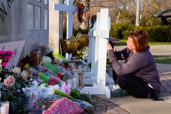 Een vrouw schrijft een boodschap aan een vriend die overleed nadat een auto zondag in de kerstparade van Waukesha reed.