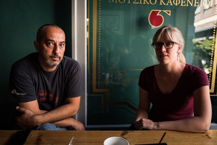 Ihab Abassi en Caroline Willemen van Artsen zonder Grenzen op Lesbos. Beeld Zolin Nicola