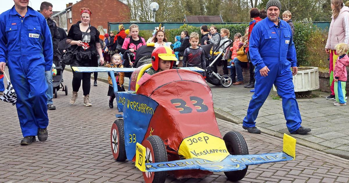 Stapvoets in de Ret Boel in de stoet van Hengstdijk