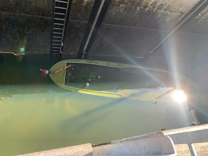 De sluis moest helemaal worden leeggepompt om de boot te kunnen bevrijden.