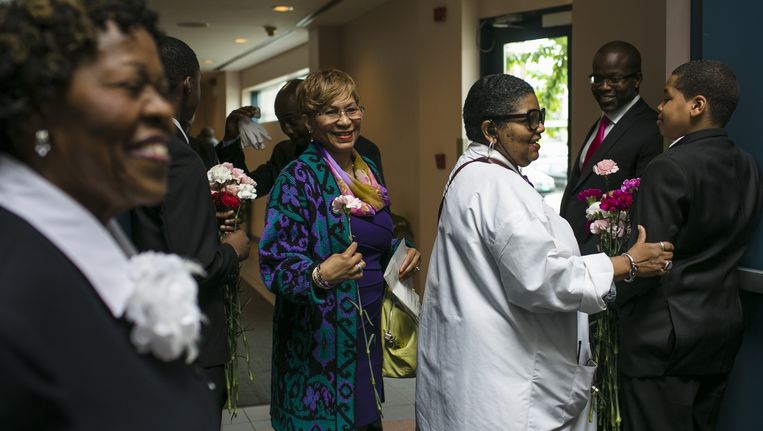 Vrouwen krijgen bloemen vanwege moederdag, zondag na hun bezoek aan de Apostolic Faith-kerk in Chicago. De gesprekspartners in het artikel kennen elkaar uit deze kerk. Beeld Taylor Glascock