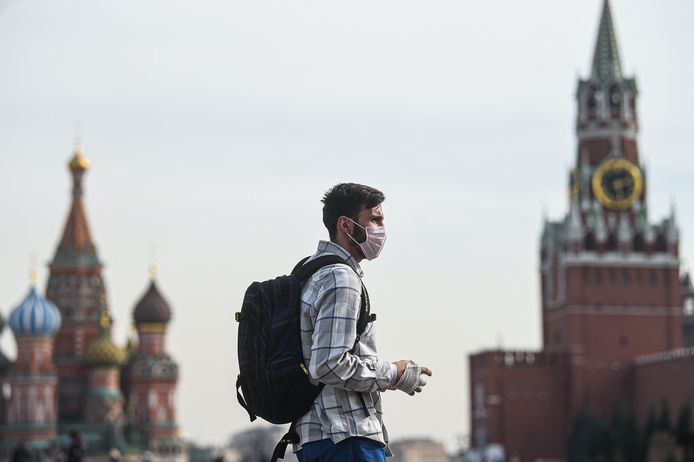 Een eenzame man met een mondmasker afgelopen vrijdag in Moskou. Inmiddels is het bekende Rode Plein helemaal leeggelopen.