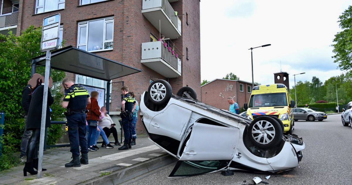 Auto slaat over de kop bij aanrijding in Arnhem.