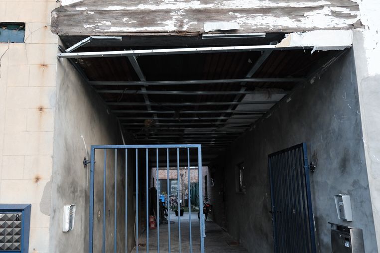 Een explosief werd tot ontploffing gebracht in deze poort in de Zwartzustersberg. Beeld Wannes Vansina