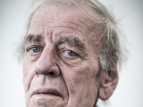Belangrijke schrijver, ooit journalist in Nijmegen: stad eert Jeroen Brouwers met een citaat op de gevel