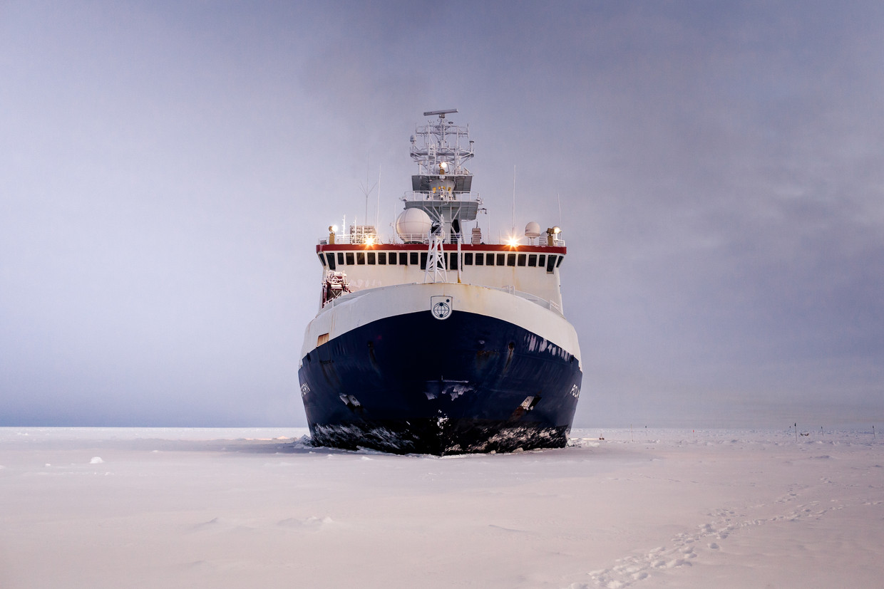 Het onderzoeksschip Polarstern is ingericht met de meest ­geavanceerde apparatuur. Sinds half oktober ligt het schip vastgevroren, ten noorden van Siberië. Beeld Mario Hoppmann