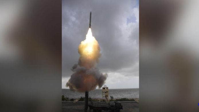 De raket die het Indiase ministerie van Defensie gisteren lanceerde.