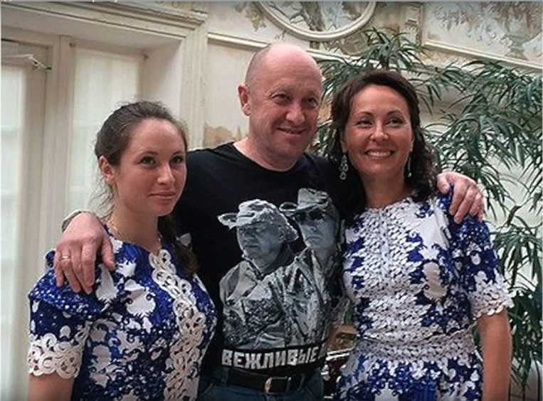 Yevgeny Prigozhin indossa una maglietta con i ritratti di Putin e del ministro della Difesa Sergei Shoggio.  Figlia sinistra Polina e moglie destra Lyubov FBK foto