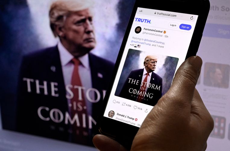 Donald Trump zou een flinke som geld kunnen verdienen aan de beursgang van zijn sociale netwerk Truth Social.   Beeld AFP
