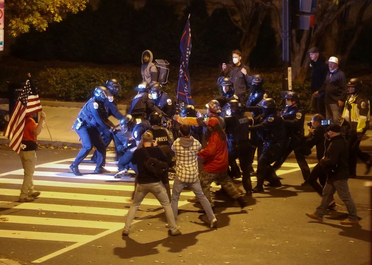 In de avond zijn er botsingen tussen Trump-supporters en tegendemonstranten waarbij de politie in actie moet komen. Beeld REUTERS