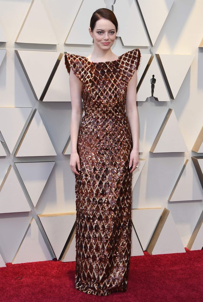 Volgens sommigen lijkt ze op een wafel, maar persoonlijk zijn wij wel fan van de Louis Vuitton-jurk van actrice Emma Stone - en dan vooral van de futuristische kapmouwen.