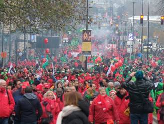 Premier hard voor vakbonden: "Ze verspreiden leugens", vakbonden hard voor regering: "Rommeltje"