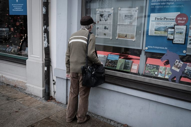 Seorang penduduk Freiberg membaca koran regional.  Patung Daniel Rosenthal / de Volkskrant