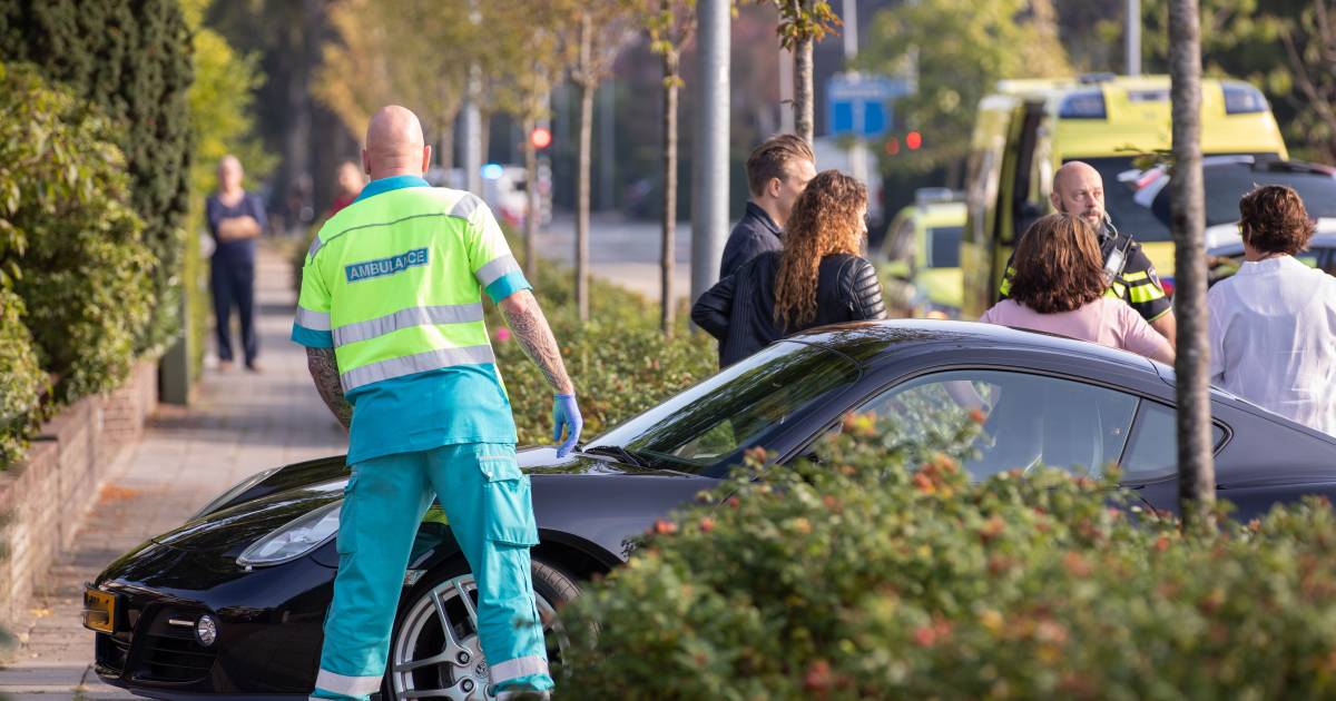 Voetganger overleden na aanrijding met Porsche in Hilversum.