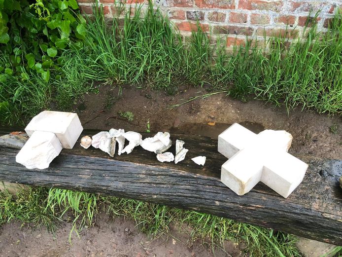 Het hek werd opengebroken, het kruis van de kapel en een beeld werden stukgeslagen.