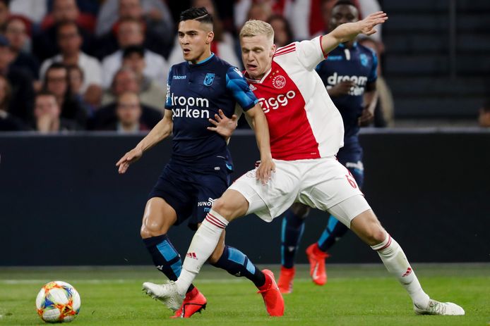 Navarone Foor in duel met Donny van de Beek.