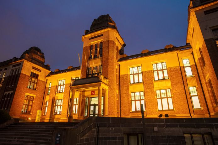 Campus Middelheim van de Universiteit Antwerpen kleurt twee weken oranje. Hiermee toont de universiteit zich solidair tegen geweld tegen vrouwen.